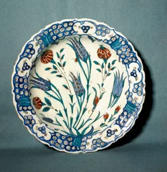 Sztuka Islamu: ceramiczna płyta decoree z Iznik (dzisiejsza Nicea) w Turcji. 16 wiek. Sevres, Narodowe Muzeum Ceramiki