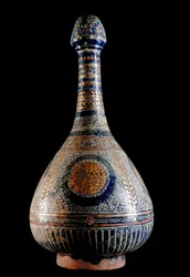 Sztuka islamska. Butelka z terakoty. Szkliwiona, XVI wiek. Rzym, Museo Nazionale d
