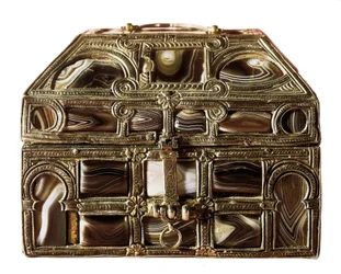 Sztuka mozarabska: agatowe pudełko wykonane z drewna, agatu i srebra. XI wiek Z prawdziwej kolegiaty San Isidoro. Leona. Muzeum Archeologiczne w Madrycie Hiszpania