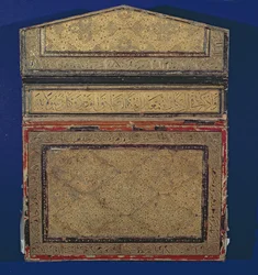 Zewnętrzna strona koperty z Koranu z pozłacanym wzorem eslimi z sura 56 w thuluth (skóra) (patrz 181734)