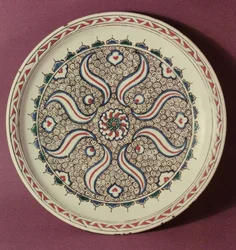 Talerz zdobiony wzorem płomieni, Iznik, Turcja (ceramika)