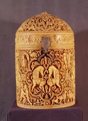cyborium z płaskorzeźbą przedstawiającą przyjemności życia dworskiego, z wypisanym imieniem Al-Mughira, syn kalifa Abd-al-Rahmana III, Okres Umajjadów, z Kordoby, 968 r. (zob. też 101673)