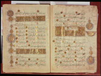 Koran seldżucki z kolorowymi napisami i ozdobnymi medalionami liczącymi na marginesach, XII-XIII w.