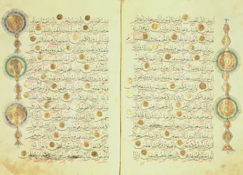 Koran w stylu seldżuckim ze złoconymi znakami promieni słonecznych i małymi drzewkami na marginesie, ułatwiającymi liczenie i oznaczającymi miejsca pokłonu