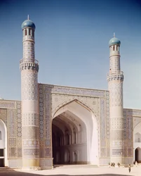 Meczet Masjid-i Jami, czyli Meczet Piątkowy, założony w 1200 r., przebudowany w 1498 r.