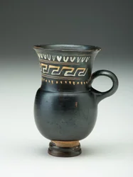 Olpe, IV wiek pne (glazurowana glina ceramiczna z dodatkiem białej farby)