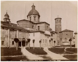 Katedra Zmartwychwstania Pańskiego Jezusa Chrystusa z baptysterium po prawej, Rawenna, Emilia-Romania, Włochy, fot. Pietro Poppi, Bolonia, ok. 1900