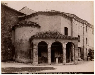 Kościół Najświętszej Marii Panny w Cosmedin lub Baptysterium Arian, Rawenna, Emilia-Romania, Włochy, fotografia Pietro Poppi, Bolonia, ok. 1900 r.