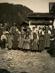 Rodzina przed domem, Dolina Aosty, Włochy 1900-1910