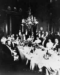 Lunch w Casa Sonzogno, wśród gości można rozpoznać Francesco Cilea, Pietro Mascagni, Umberto Giordano, Carlo Romussi, Arturo Colautti, Amintore Galli i Edoardo Sonzogno, Mediolan