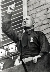 Mussolini w czarnej koszuli