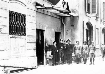 Pierwsza siedziba Partii Faszystowskiej w Mediolanie przy Via Paolo da Cannobio. sd. Lata 20. XX wieku.