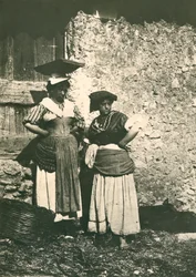 Dwóch rolników z rzymskiej wsi w tradycyjnych strojach, Włochy, ok. 1910 r.