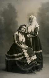 Dwie kobiety w tradycyjnych strojach, Fonni, Sardynia, Włochy, ok. 1915 r.