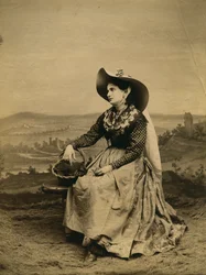 Młoda kobieta w stroju i słomkowym kapeluszu ze wsi Siena, Toskania, Włochy, fot. Paolo Lombardi, Siena, ok. 1890