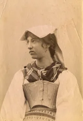 Młoda kobieta w tradycyjnym stroju i nakryciu głowy, rzymska wieś, Lacjum, Włochy, ok. 1905 r.