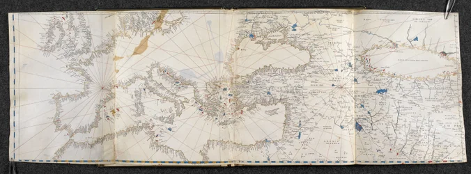 Dodać. 21592, f.1r Mapa Europy i Azji. Portolano na dwudziestu jeden mapach krajów obu półkul (welum)