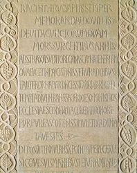 Archeologia średniowiecza (średniowiecze). Sztuka barbarzyńska Lombardii: nagrobek królowej Ragnetrude (Raginthruda) pochodzi z lat 740-750. Sztuka Lombardzka. Pawia, Muzeum Miejskie, Sekcja Archeologiczna (Pawia, Musei Civici, Sezione Archeologia).