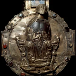 Archeologia średniowiecza (średniowiecze). Sztuka barbarzyńska Lombardii: Krzyż Desiderio (Krzyż Króla Didiera). Srebrne i złote liście inkrustowane drogocennymi kamieniami, szkłem i kamelą. Fragment centralnego dysku z Chrystusem na tronie