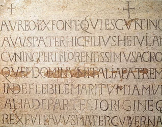 Archeologia średniowiecza (średniowiecze). Sztuka barbarzyńska Lombardii: nagrobek lombardzkiego króla Cuniperta, zwanego Pobożnym (Cuniperto, 678-700). Sztuka Lombardzka. Pawia, Muzeum Miejskie, Sekcja Archeologiczna (Pawia, Musei Civici, Sezione Archeolo