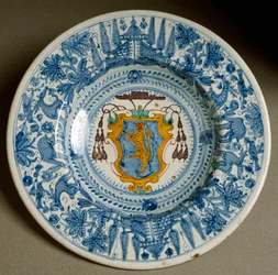 Herb kardynała. Ceramiczny talerz wykonany w Derucie, Włochy. Około 1620, Florencja, Museo Nazionale del Bargello