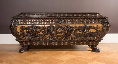 Cassone (rzeźbiony i złocony orzech)