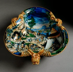 Ceramiczna czara w kształcie zdobionej koniczyny z przedstawieniem Hannibala podczas przeprawy przez Alpy, wykonana w Urbino w warsztacie Fontana, Włochy. Około 1550, Florencja, Museo Nazionale del Bargello