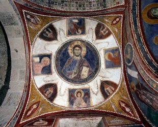 Błogosławiący Chrystus otacza symbole ewangelistów Fresk XIII wiecznej szkoły włoskiej. Krypta 15 krypty Cathedrale of Anagni. Włochy