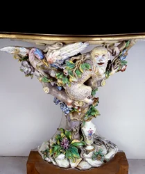 Konsola z miękkiej porcelany w produkcji Capodimonte. Sevres z XVIII wieku. Produkcja porcelany
