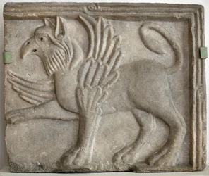 Gryf lub gryp. Rzeźbiona płaskorzeźba, marmur, Wenecja, Włochy, XII wiek. Galeria Narodowa, Pałac Sternbergów, Praga, Republika Czeska.