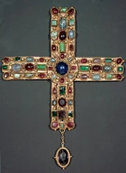 Sztuka Lombardzka: Złoty Krzyż i Kamienie Berengario (Berenger) (850-924) Król Włoch i cesarz Świętego Cesarstwa. Monza z IX wieku, Muzeum Katedralne - Sztuka Lombardzka: krzyż ze złota i kamieni szlachetnych Berengario (Berenger) (850-924), Król Ital