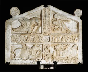 Marmurowa rzeźba z symbolami ewangelistów (tetramorfa). Anonimowy rzeźbiarz lombardzki z IX wieku. Fara Sabina (Rieti), Abbazia di Farfa