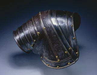 Naramiennik na prawe ramię, ok.1560-70 (stal niebieska i złocona)