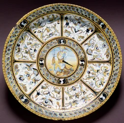 Przedstawienie rzymskiego bohatera Scewoli (Muzio Scevola). Ceramiczny talerz wykonany w Urbino, Włochy. Około 1590. Muzeum Narodowe Bargello, Florencja