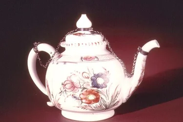 Czajnik z emaliowanym wzorem kwiatowym, prawdopodobnie wenecki, ok. 1750 (porcelana)