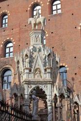 Grobowce Scaligerów (Scaligeri). Grobowiec Cansignorio. Gotycki pomnik