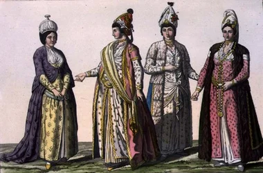 Trzy kobiety w strojach zimowym, wiosennym i letnim (od lewej do prawej) oraz jedna w stroju ciążowym, tablica 59 z Części III, Tomu I „Historii narodów”, rytował V. Raineri