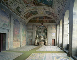 Widok Sala dErcole (Sala Herkulesa) na piano nobile, z fontanną na drugim końcu (zob. 95806) zaprojektowanym przez Jacopo Vignolę (1507-73) i częściowo freskowaną przez Federico Zuccaro (1540-1609) 15
