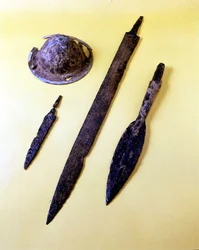 Broń lombardzkiego wojownika: parasol tarczowy, sztylet, miecz i grot włóczni. Muzeum Cividale del Friuli.