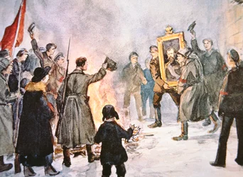 Bolszewiccy żołnierze zamierzający spalić portret cara podczas rewolucji rosyjskiej w 1917 roku