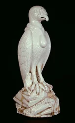 Jedna z pary dużych białych miśnieńskich figurek sępów, ok. 1731 r
