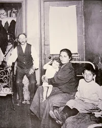Rodzina imigrantów, Lower East Side, Nowy Jork, ok. 1910 (zdjęcie czarno-białe)