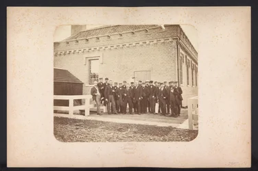 Zdjęcie grupowe robotników, 1867-1869 Odzyskiwanie jezior w Schieland na wschód od Rotterdamu (tytuł serii na obiekcie)