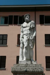 Statua Herkulesa autorstwa Jacopo Sansovino, Brescello, Prowincja Emilia Romagna, Włochy