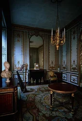 Gabinet Interieur de la Reine (Wnętrze Komnaty Królowej) ozdobiony biało-złotą boazerią autorstwa Jacquesa Verberckta (1704-71) (zdjęcie)