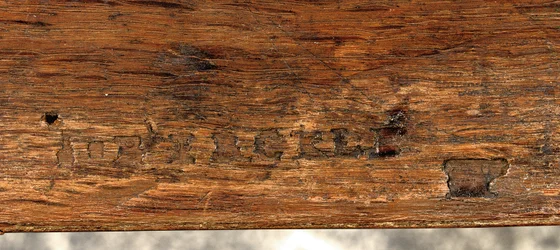 Fragment późnej komody Ludwika XV, 3. ćw. XVIII w. (tulipanowiec ormolu, amarant, barwione drewno owocowe, marmur i parkiet) (patrz także 714758)