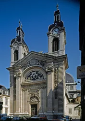 Widok na kaplicę Hotelu Dieu (Hotel-Dieu) (XII-XIII w.) przeprojektowanego przez architekta Jacquesa Germaina Soufflota (1713-1780). Lyon, Rodan