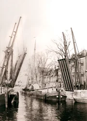 Most nad kanałem i łodzie, Dordrecht, Holandia, 1898.