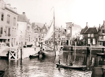 Dziedziniec kanału, Dordrecht, Holandia, 1898.