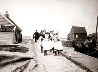 Dzieci na Marken Island, Holandia, 1898